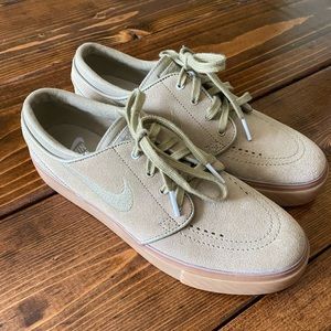 ✰ Women’s Nike Janoski’s NWOT Size 8 ✰